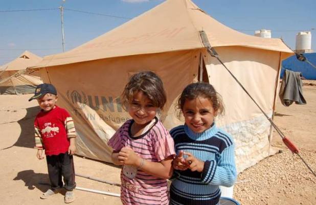 يؤسس 7 مدارس للسوريين في لبنان الاجئين جورج كلوني