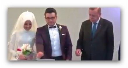 الرئيس التركي و رئيس الوزراء السابق داوود اوغلو يحضران زفاف نجل أحد شهداء المحاولة الانقلابية الفاشلة و يكون شاهدا على زواجه